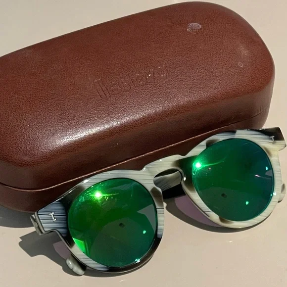 ILLESTIVA LEONARD GREEN MIRRORED SUNGLASSES - Picture 2 of 4